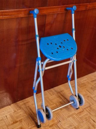 Andador plegable para mayores con asiento azul
