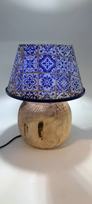 Lampada da tavolo in legno e carta