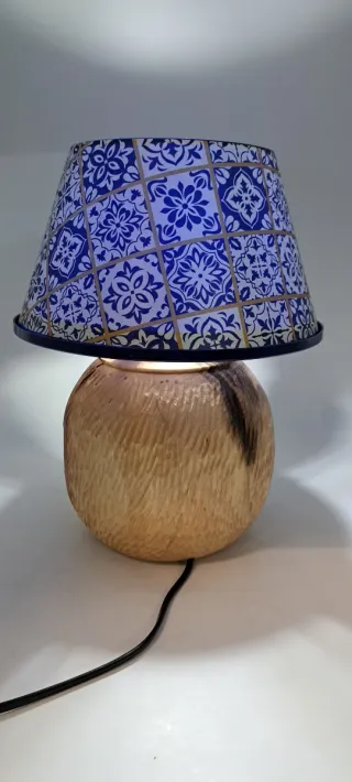 Lampada da tavolo in legno e carta