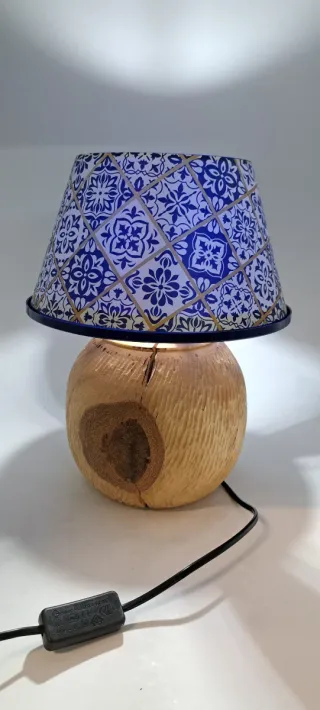 Lampada da tavolo in legno e carta