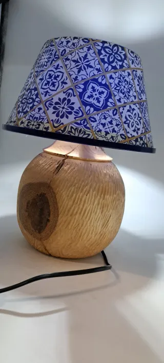 Lampada da tavolo in legno e carta