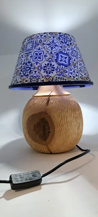 Lampada da tavolo in legno e carta