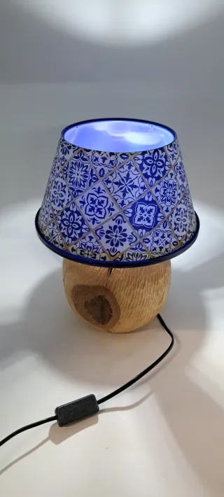 Lampada da tavolo in legno e carta