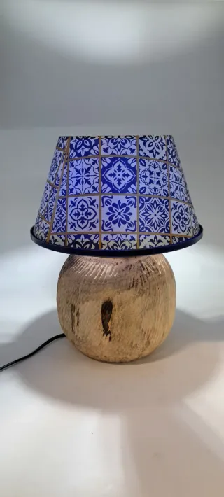 Lampada da tavolo in legno e carta