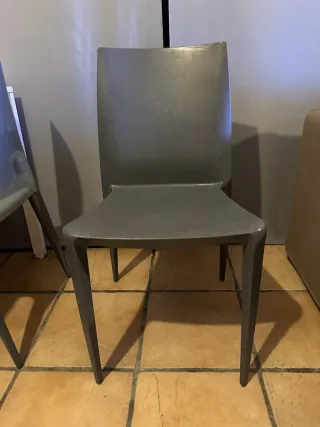 Mesa Blanca y 4 Sillas Grises IKEA