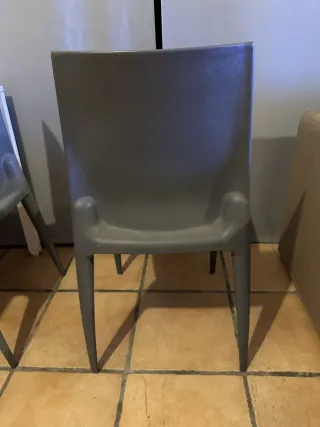 Mesa Blanca y 4 Sillas Grises IKEA