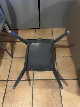 Mesa Blanca y 4 Sillas Grises IKEA