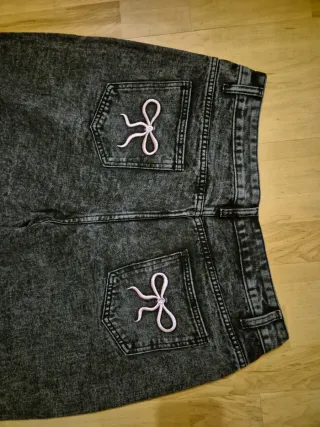 Pantalón vaquero gris desgastado