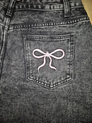 Pantalón vaquero gris desgastado