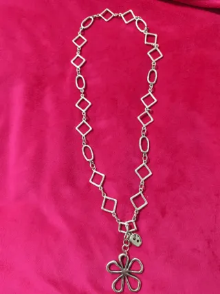 Collar plateado con colgante de flor