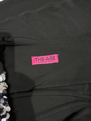 Top negro hombros lentejuelas