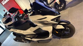 Moto Scooter SYM Blanca