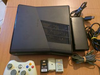 Xbox 360 Slim 40 GB + GTA V (Pal)
