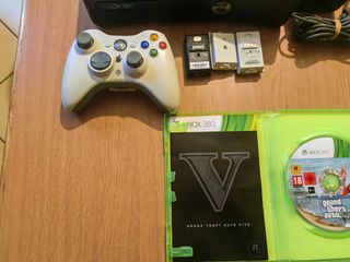 Xbox 360 Slim 40 GB + GTA V (Pal)