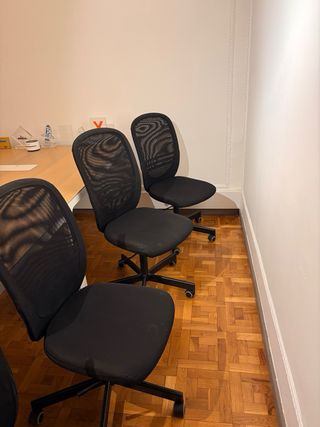Silla de oficina negra con ruedas