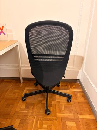 Silla de oficina negra con ruedas