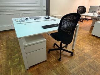 Silla de oficina negra con ruedas