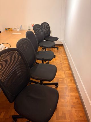 Silla de oficina negra con ruedas