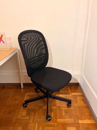 Silla de oficina negra con ruedas