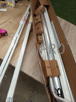 Toldo automático con brazo articulado