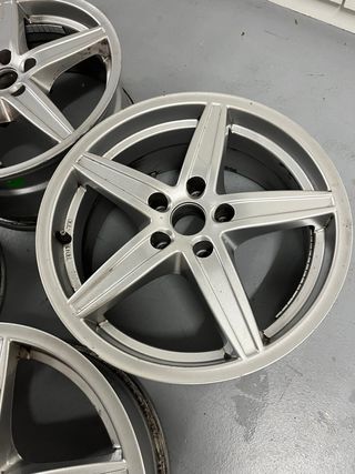 Llantas de aleación 5 radios (4 unidades). DE 17’