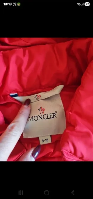 Moncler Piumino Bimbo Rosso con scritta in pelle