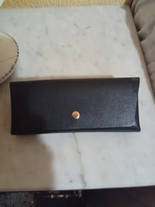 Gafas de sol doradas y negras