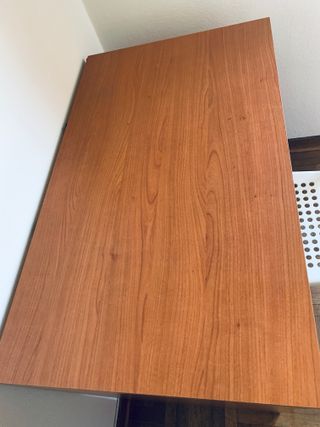 Scrittoio in legno marrone con cassetto