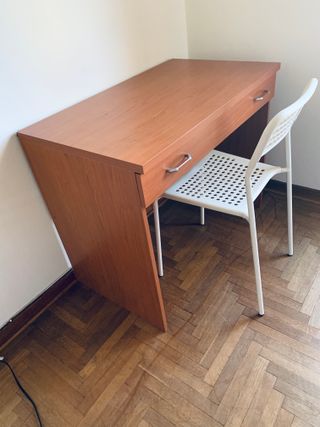 Scrittoio in legno marrone con cassetto