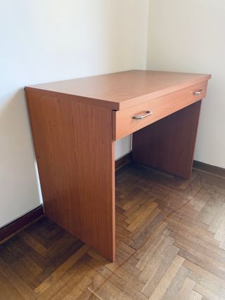Scrittoio in legno marrone con cassetto
