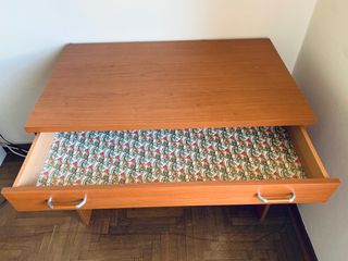 Scrittoio in legno marrone con cassetto