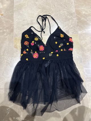 Top negro bordado flores y tul