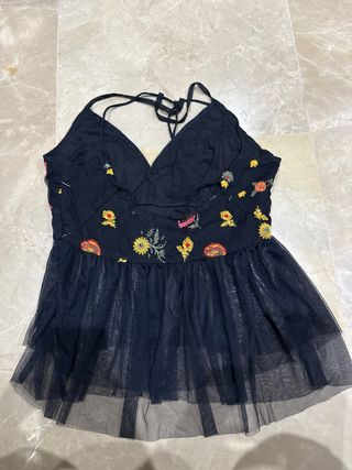 Top negro bordado flores y tul