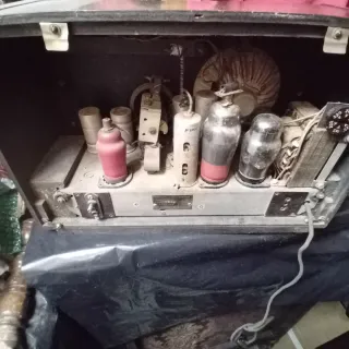 Radio antigua válvulas madera