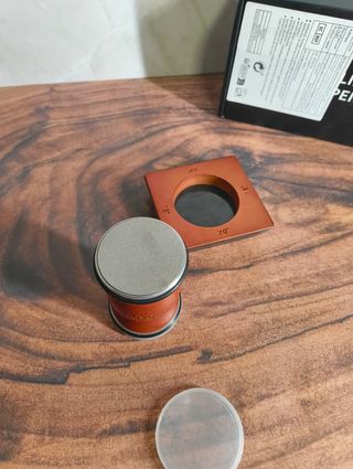 Afilador de cuchillos de madera y metal