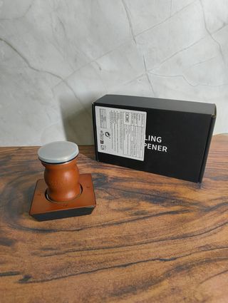 Afilador de cuchillos de madera y metal