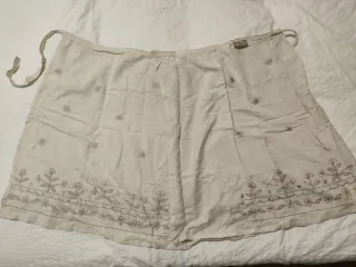 Falda abierta beige bordada flores