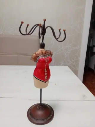 Figura mujer porta pulseras