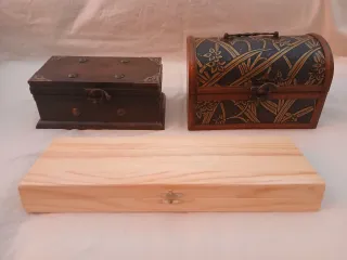 Cofre y cajas de madera