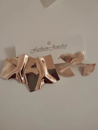 Lote 2 pares pendientes dorados