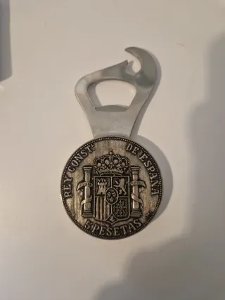 Abridor de botellas antiguo moneda 5 pesetas