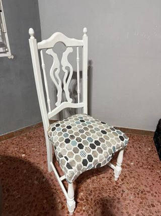 Mesa y sillas antiguas reacondicionadas