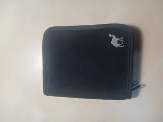 Cartera de hombre negra con logo
