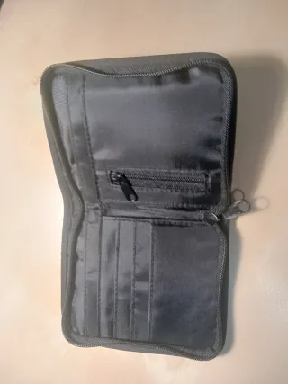 Cartera de hombre negra con logo