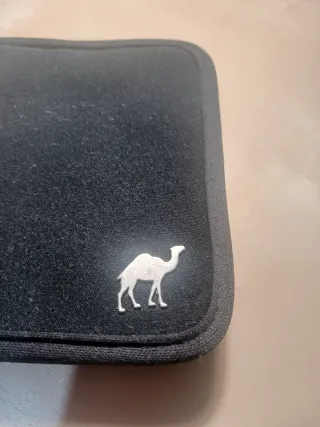 Cartera de hombre negra con logo