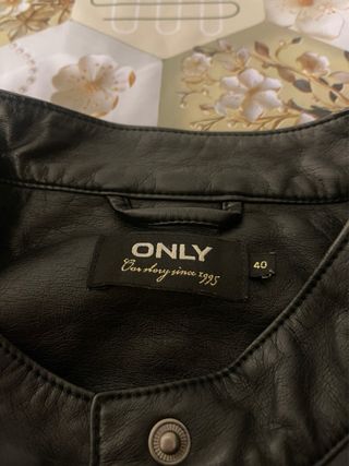 Cazadora chica cuero negra T40