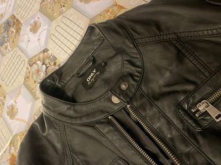 Cazadora chica cuero negra T40