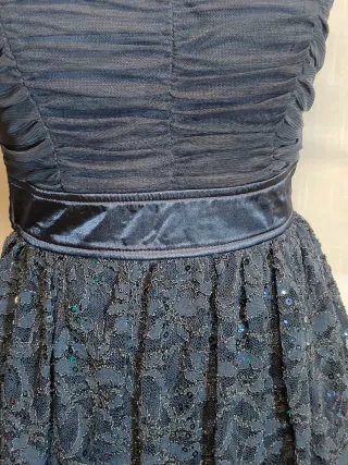 Vestido corpiño sin tirantes encaje vuelo