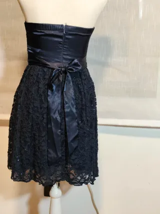 Vestido corpiño sin tirantes encaje vuelo