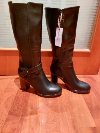 Stivali neri eleganti con tacco